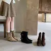 Botas de salto bloco bico fino estilo coreano, coleção outono 2026, botas de cano médio com fivela de cinto, botas retrô versáteis para moda