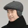 Nova touca de inverno e outono para homens de meia-idade e idosos, mistura de lã com proteção para as orelhas, estilo simples e casual britânico, chapéu de velho para atividades ao ar livre, espessada