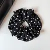 Scrunchie de bolinhas suave estilo coreano, um novo e sofisticado elástico de cabelo para mulheres, perfeito para criar um coque, um acessório de cabelo grande e versátil