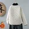 Toma real, enviado. Chaqueta de algodón de manga larga con patrón de rombos suave estilo Chanel, versátil y elegante, abrigo corto de algodón de color contrastante para mujer.