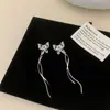 Moda Nuevo Estilo de Lujo Ligero Pendientes de Borla Mariposa de Gama Alta Pendientes Versátiles Elegantes Accesorios de Tachuela para Mujer