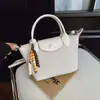 Elegante bolso de mano para mujer, nuevo bolso tipo dumpling de cuero vintage de nicho para principios de otoño 2026, bolso cruzado para el día a día