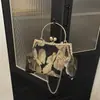 Bolsa Feminina Transfronteiriça 2025 Nova Moda Estilo Chinês Bordada Bolsa de Mão Corrente de Ombro Transversal Bolsa de Jantar Pequena Bolsa Quadrada
