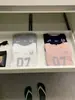 Wgwe10152 Ropa de Mujer Guangzhou Shisanxing 2026 Verano Nuevo Estilo Petite Cuello Redondo Estampado Manga Corta Camiseta Top