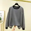 Nueva camiseta de otoño e invierno para mujer con rayas blancas y negras, corte holgado, cuello redondo, manga larga, forrada de polar, engrosada, adecuada como prenda exterior o como capa base