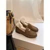 Versão em couro bovino ~ Mocassins de camurça enrugada vintage para mulheres, novo modelo 2026, com pequenas moedas douradas, salto grosso, calçados de encaixe simples, sapatos pequenos de couro