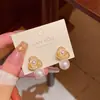 Aretes Metálicos de Flor para Mujer, Lujo Ligero, Moda de Nicho, Versátiles, Elegantes Aretes de Perla, Modernos para el Trabajo