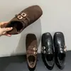 Mocasines cálidos sin cordones con interior elevador de altura y hebilla retro tallada estilo británico para mujeres menudas
