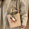 Bolsos de Otoño e Invierno para Mujer 2025 Nueva Moda Tendencia Versión Coreana Nicho Versátil Bolso Cubo Súper Popular Bolso Cruzado para el Trabajo