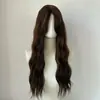 Peluca de mujer tipo 2 para e-commerce, más vendida, de seda mate, con flequillo lateral barrido, rizos largos ondulados y base de red de rosa, en stock