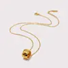 Collar de acero de titanio con estampado de cuadros de diamante estilo americano bañado en oro de 18K Red social coco Combinación de conjunto de pendientes de botón de cilindro de diamante