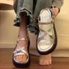Sandálias Abertas Plataforma Grossa Prata para Mulheres Verão 2026 Novo Estilo Coreano Versátil Antiderrapante Sapatos Romanos de Praia