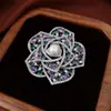 Broche de Flor Mariposa Perla, Pin de Lujo Ligero de Nicho de Gama Alta, Accesorio Elegante y Versátil para Mujer