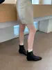 Botas de tornozelo quadradas estilo coreano para mulheres, coleção outono 2026, salto baixo, ajuste justo, botas de moda versáteis com palmilhas ocultas para aumentar a altura, estilosas e que afinam