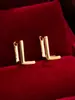 Pendientes de botón casuales de moda populares, creativos, con diseño de letra, simples, versátiles para el día a día, de alta calidad, lujo ligero