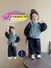 Conjunto Jeans para Meninas Primavera e Outono 2026 Nova Moda Jaqueta Patchwork Infantil Roupa de Outono para Bebês Conjunto Elegante de Duas Peças