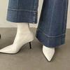 Botas Curtas Marrons para Mulheres Outono e Inverno 2025 Novo Estilo Coreano Retrô Celebridade da Internet Botas Finas Salto Agulha Bico Fino Botas Curtas de Salto Alto para Mulheres