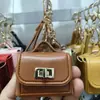 2026 Nuevo Modelo Colgante para Bolso de Piel Sintética con Hebilla de Candado, Accesorio de Moda Unisex, Colgante Decorativo Simple de Moda