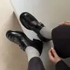Estilo Britânico Brogue Esculpido Couro Vazado Fivela Couro Bovino Sapatos Pequenos de Couro 2026 Salto Médio Robusto Bico Redondo Sapatilhas de Couro Genuíno Femininos