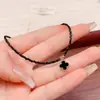 Diseño de Collar Corto Flor de Cuatro Hojas Negro de Nicho Cadena de Clavícula de Cristal Femenino de Alta Gama Versátil Collar de Lujo Ligero