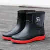 Botas de chuva estilosas de cano médio para homens, sapatos de borracha de trabalho de inverno, antiderrapantes e impermeáveis, adequados para uso na cozinha, pesca e como botas de chuva curtas ou sapatos aquáticos para homens