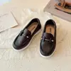 Zapatos casuales simples de cuero estilo británico para niñas 2026 primavera-verano nuevos mocasines para niños de suela blanda zapatos versátiles de moda