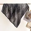 Bufanda de Seda Estampada de Moda Estampado de Leopardo Bufanda Cuadrada Chal Versátil de Alta Gama Protección Solar Bufanda para el Cuello Bufanda Cuadrada Pequeña Pañuelo para la Cabeza Bufanda para Mujer