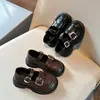 Zapatos Pequeños de Cuero para Niña 2025 Primavera Nuevos Punta Redonda Velcro Mocasines Estudiantiles Color Sólido Suela Suave Zapatos Individuales para Niña Modernos