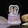 Caja de música con forma de bola de cristal para pareja, ideal como regalo de vacaciones para novias, decoración de escritorio para habitación, artesanías de resina.