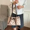Bolso Tote de Gamuza Vintage para Mujer 2026 Nueva Moda Bolso de Hombro de Lunares Gran Capacidad Versátil para Viajes Cotidianos Bolso de Axila