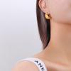 Ins Europeos y Americanos Diseño Retro Lujo Ligero Diseño en Forma de C Acero de Titanio Chapado en Oro Verdadero de 18K Pendientes de Viento Frío para Mujer F536