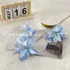 Nueva simulación de flores de 3 cabezas, pequeño lirio, fondo de auditorio de boda, mesa de hotel suave, flores falsas colocadas