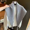 Nueva colección de otoño e invierno: Bufanda triangular de alta gama para mujer, con un diseño relajado y elegante, de corte irregular y que proporciona calidez como capa exterior.