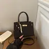 Bolsa de mão nova, elegante e fashion para o outono de 2026, simples e chique, com um design quadrado retrô, adequada como bolsa de ombro ou bolsa transversal para mulheres
