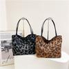 Bolso de mano vintage de leopardo para mujer, otoño e invierno 2024, nuevo bolso de hombro informal de gran capacidad y moda para ir al trabajo.
