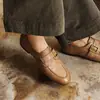 Mocassins de fivela de couro bovino de primeira camada estilo britânico, sapatos de couro macio com bico redondo que não cansam os pés, sapatos femininos de salto baixo com corte profundo