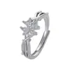 Anillo de trébol de cuatro hojas con espinas para mujer, estilo coreano de nicho, anillo de circón de alta gama, anillo versátil de lujo ligero para el dedo índice al por mayor