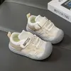 Sapatos Novos para Bebês e Crianças Pequenas de Primavera e Outono Solado de Borracha Antiderrapante Malha Respirável Fecho de Velcro Dedo Fechado Anticolisão Sapatos Infantis para Meninos