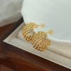 Acero titanio pequeñas cuentas doradas costura malla diseño nicho en forma de C sentido estilo Hong Kong chapado oro 18K aretes de botón joyería para la oreja