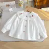 Camisa com gola Peter Pan para bebê menina, outono de 2026, estilo coreano, doce e fofa, com design de gatinho 3D e mangas bufantes, uma camisa externa versátil para meninas
