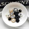 Accesorios de bricolaje en estilo blanco y negro, hebilla de zapato ABS, pegatinas decorativas, flores ligeras de lujo, flores de perla de imitación, accesorios decorativos hechos a mano con diamantes.