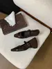 []Sapatos de Veludo Femininos de Bico Quadrado com Salto Escondido Outono/Inverno 2026