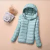 Jaqueta de Penas Plus Size Feminina com Capuz Gola Alta Curta Estilo Coreano Estudante Fofa Emagrecedora Leve Promoção Fora de Época
