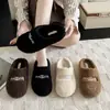Pantuflas gruesas, cálidas y cómodas para usar en exteriores; pantuflas de invierno mullidas para mujer, al por mayor, para uso en interiores y con suelas antideslizantes