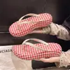 Chanclas de verano para mujer para uso en exteriores, sandalias de dedo con suela suave antideslizante, sandalias de playa con estampado de leopardo retro y cuadros rojos y blancos