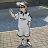 Conjunto de verano para niños con polo con dobladillo y manga corta, nuevo estilo de verano 2026, conjunto de dos piezas elegante con top y shorts de moda