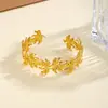 Pulseira de esmalte floral oca de borda larga dourada estilo europeu e americano, bracelete decorativo vintage de alta qualidade, joias banhadas a ouro