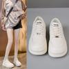 Sapatos brancos versáteis de sola grossa para mulheres 2024 Novos sapatos femininos respiráveis de verão com saia Sapatos populares Tênis aumentados