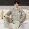 Nueva colección de otoño e invierno: pijama largo cálido y cómodo para hombre con pantalón largo y un solo bolsillo, hecho de lana y seda, adecuado tanto para usar en interiores como en exteriores