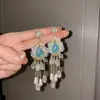 Mariposas Cayendo en Ramas de Primavera~Aretes de Flor de Cristal y Zirconia, Exquisitos Ganchos de Oreja Estilo Corte Francés, Aretes de Lujo Ligero para Mujeres con un Toque de Alta Gama